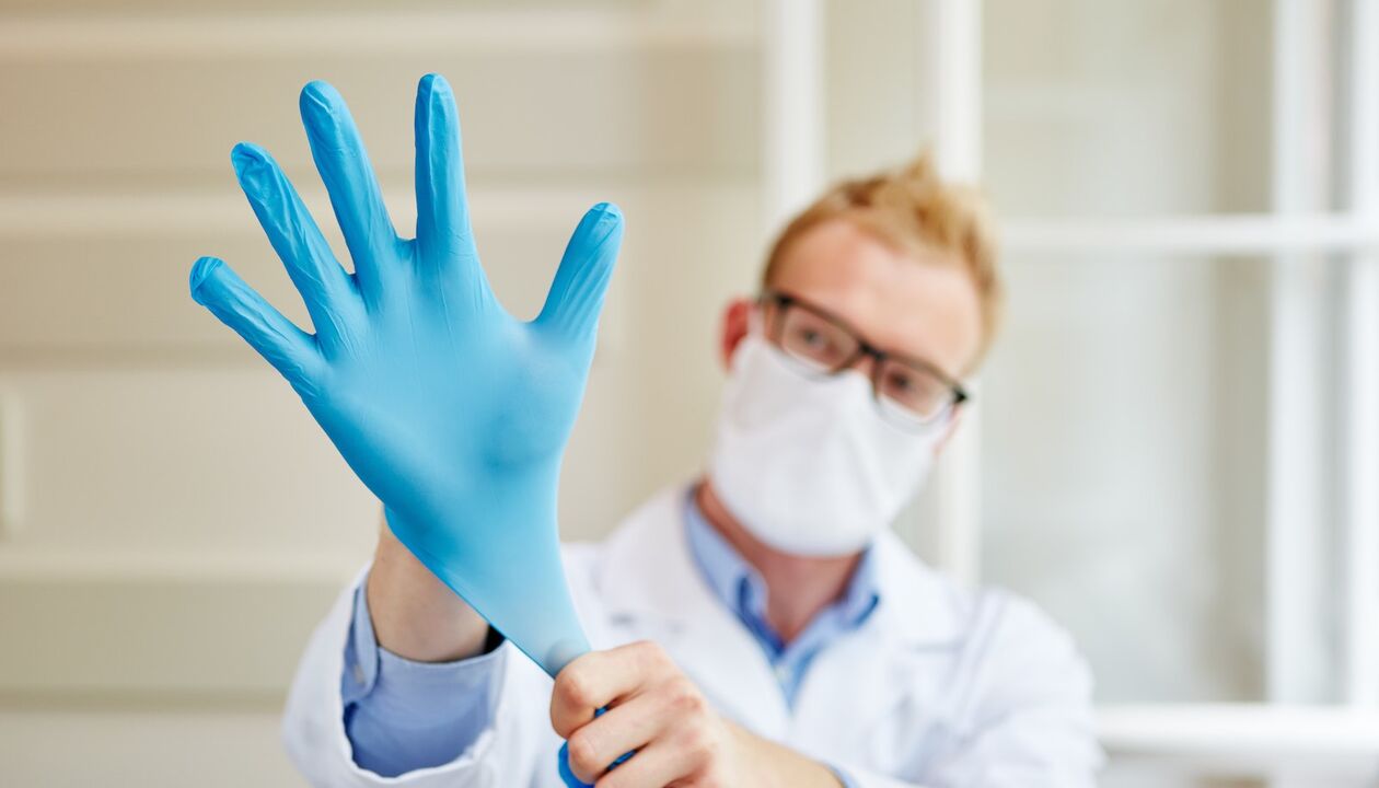 lekár dáva rukavicu na masáž, aby sa zabránilo prostatitíde