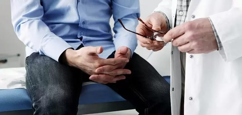 Pri prvých príznakoch prostatitídy by ste sa mali poradiť s urológom, aby ste potvrdili diagnózu.